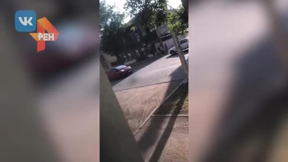     Девушку с перерезанным горлом выбросили из движущейся машины в Самаре скриншот видео