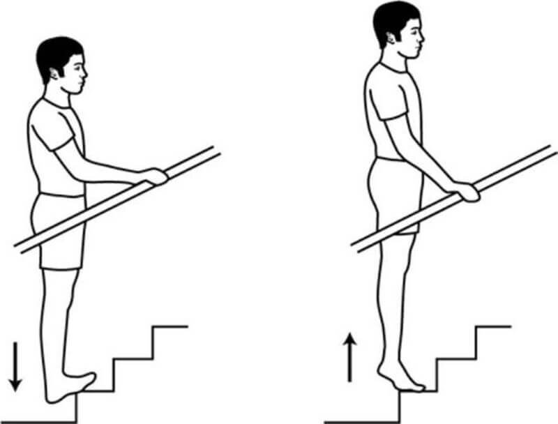 Перемещение веса. Подъем на носки на одной ноге. Поднятие на ступеньку упражнение. Подъем на ступеньку упражнение. Упражнения на ступеньках для ног.