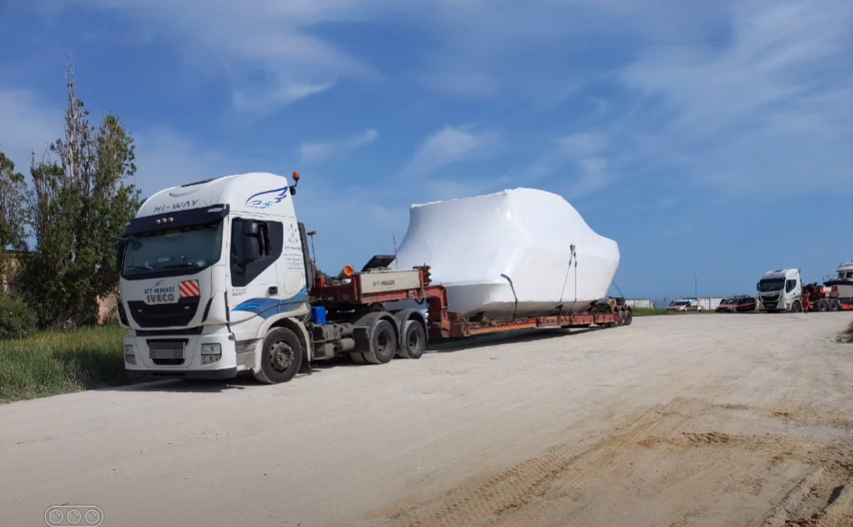 Судно, покрытое тентом и готовое к транспортировке.