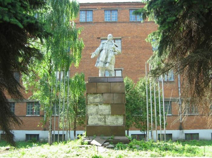 Старейшее нагатинское военно-химическое предприятие загубившее многих. И Ильич как бы намекает - Из земли пришли, в землю и уйдём