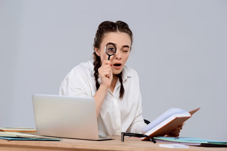 https://ru.freepik.com/free-photo/young-beautiful-businesswoman-sitting-at-workplace-holding-book-and-magnifier_7676764.htm#query=%D0%B8%D1%89%D1%83%20%D1%80%D0%B0%D0%B1%D0%BE%D1%82%D1%83&position=0&from_view=search&track=ais