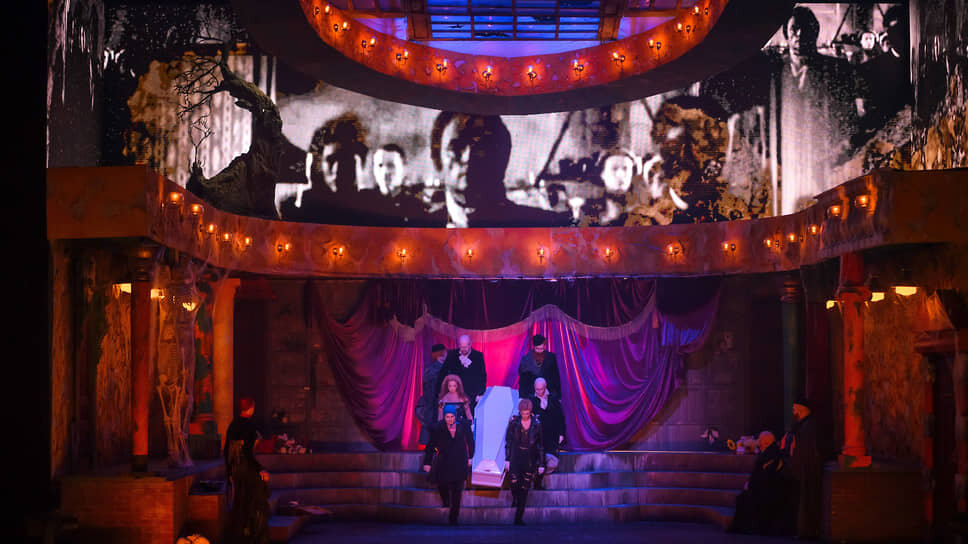 Фото: Андрей Чунтомов📷Пытаясь по-новому разыграть нравоучительный сюжет оратории, постановщики все равно не ушли от memento mori