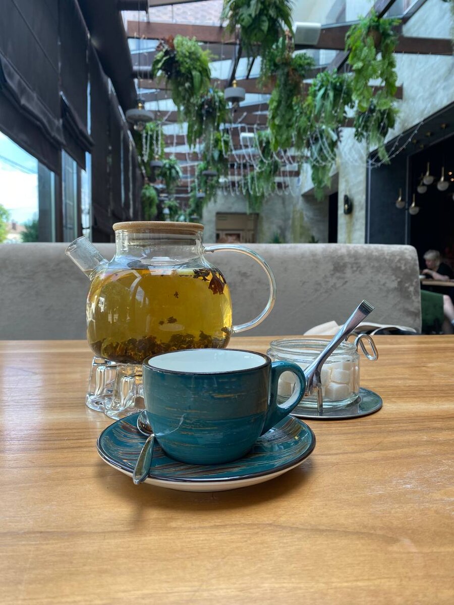 Лимон забросили сразу в чайник, поэтому цвет черного чая несколько искажён