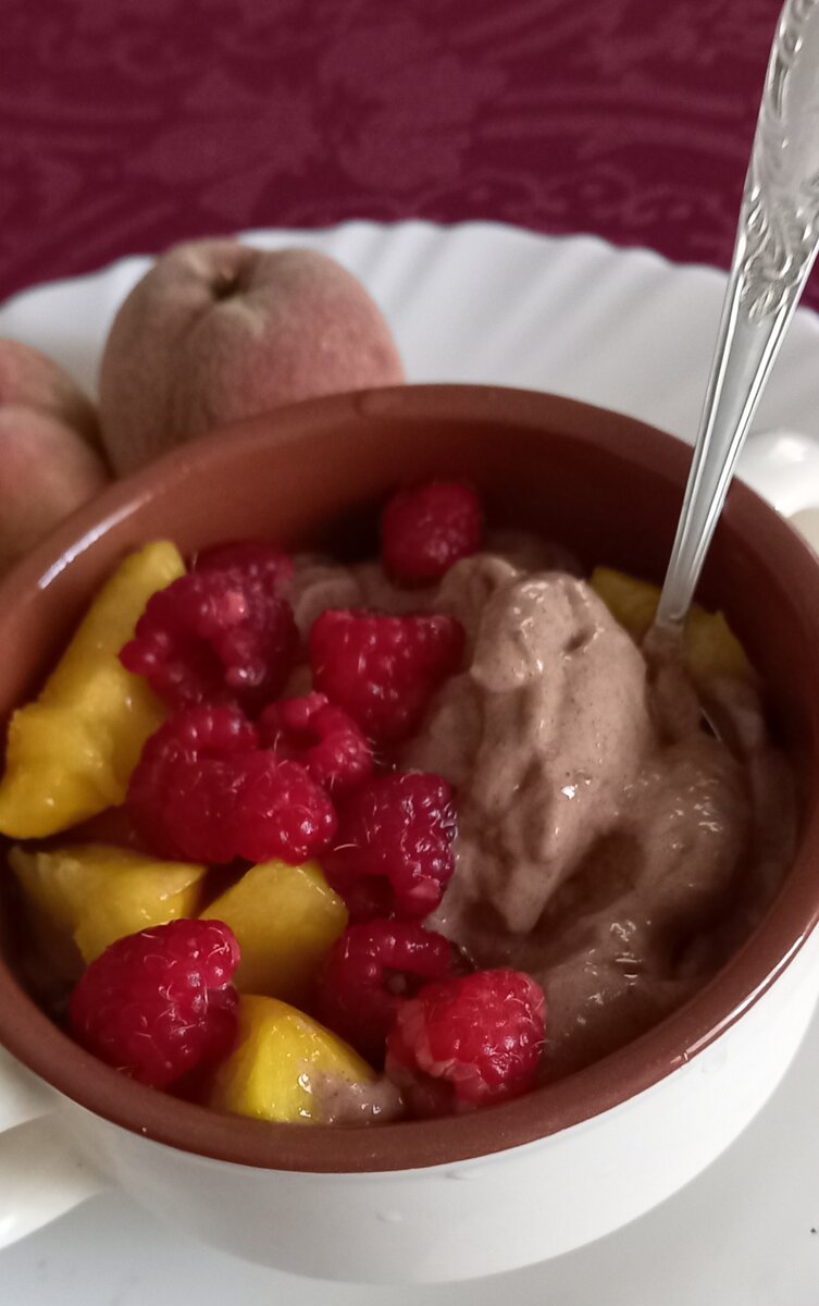 Банановое мороженое с малиной и персиком