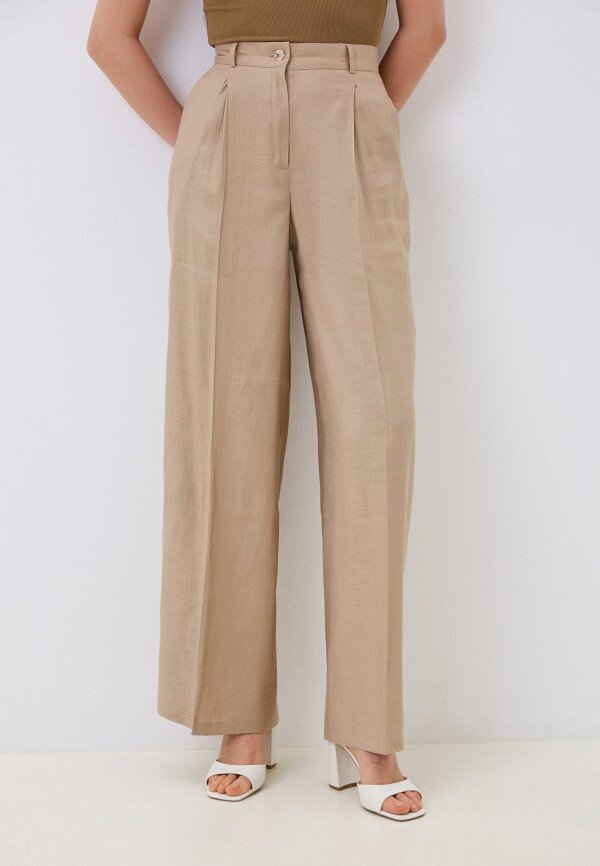 Классические брюки более теплого бежевого оттенка. Такие брюки тоже станут отличной летней базой.