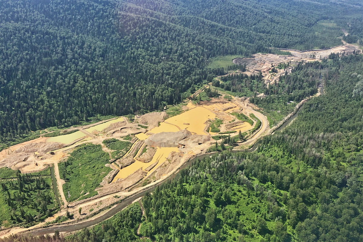     Последствия добычи россыпного золота в Восточных Саянах. Все перекопано, а вода стала желтой от грязи