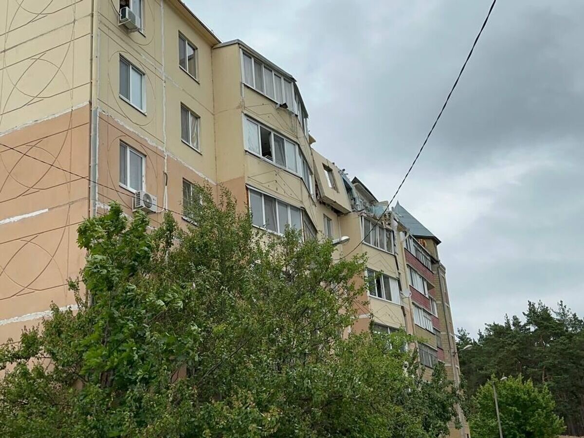    Пострадавший от обстрелов дом в Шебекино© РИА Новости / Давид Нармания