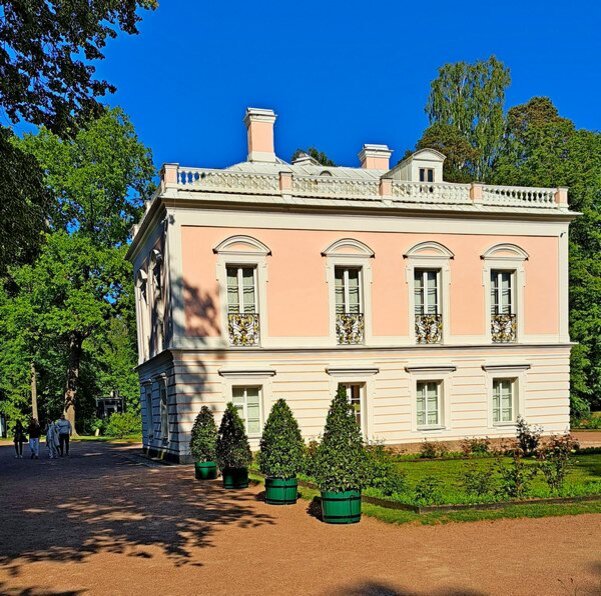 У дворца Петра 3 на территории Петерштадт /фото из личного архива/