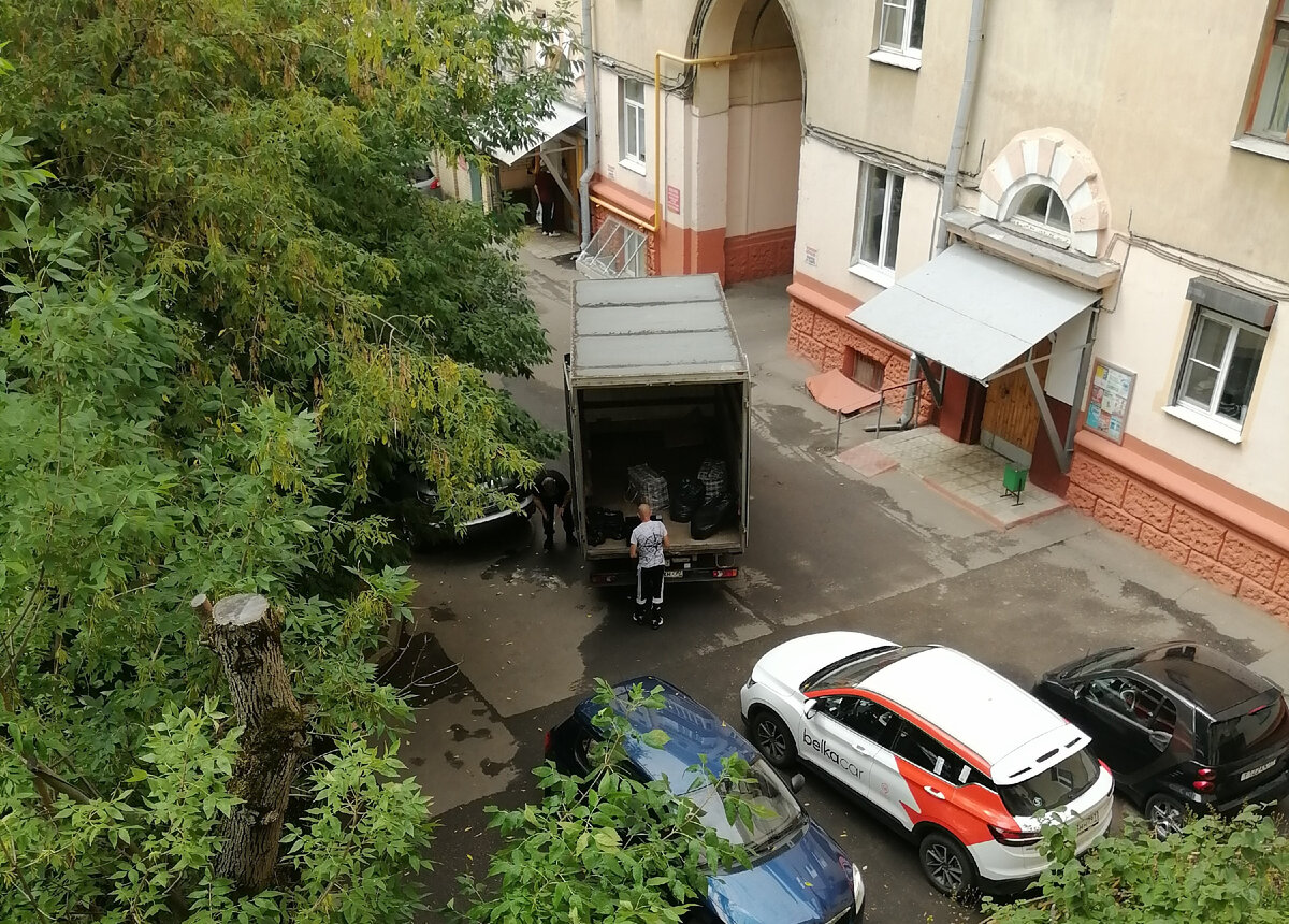 Я наблюдаю с балкона за погрузкой