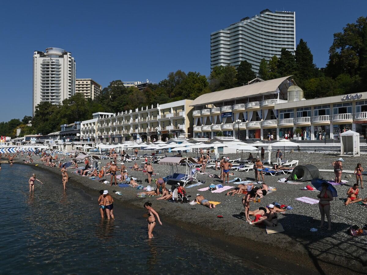    Отдыхающие загорают на пляже "Приморский" в центральном районе города Сочи© РИА Новости / Артур Лебедев