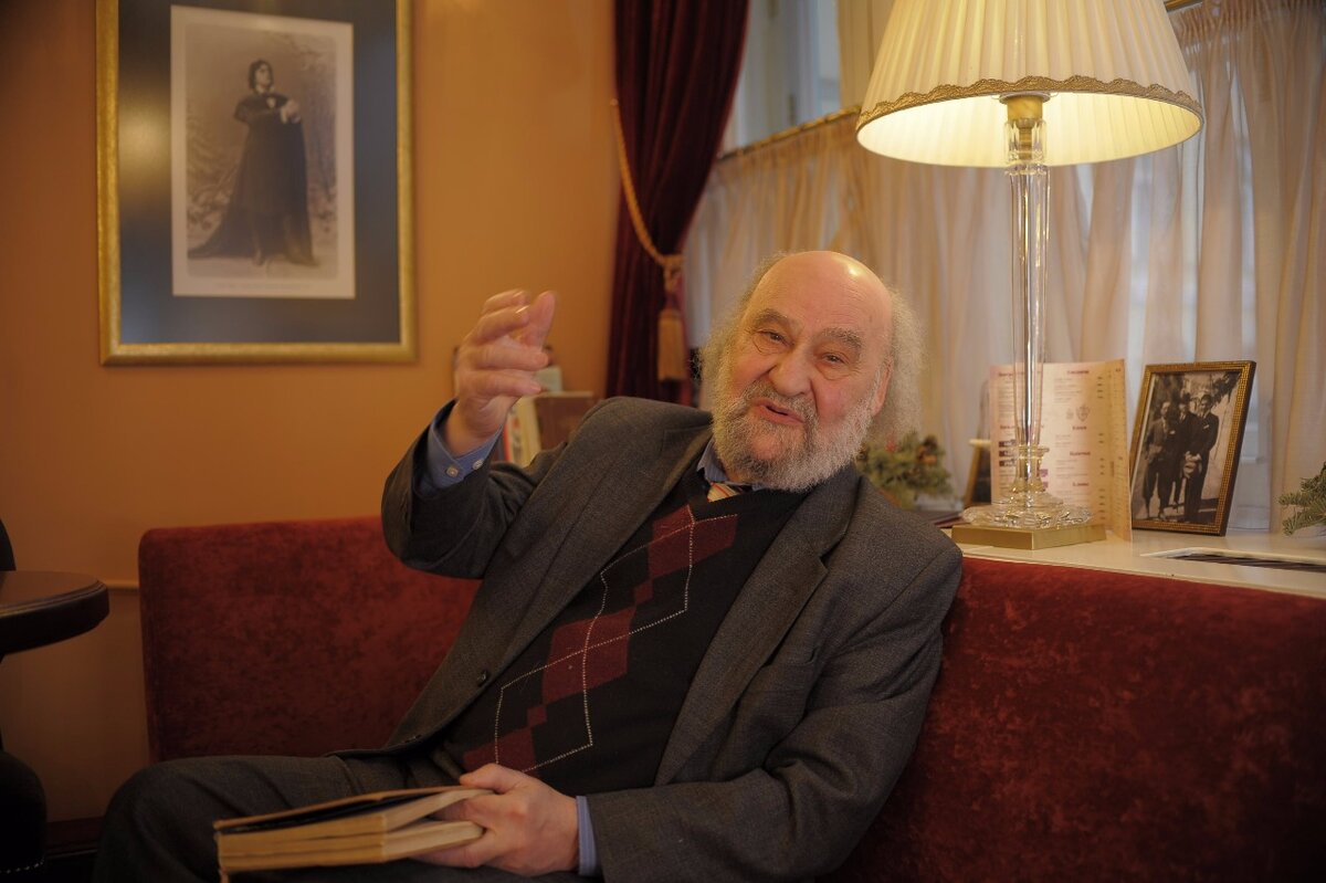 Евгений Борисович Белодубровский - литературовед, библиограф, автор около 300 научных и популярных работ, более 100 био- и библиографических статей, преподаватель литературы академической гимназии при Санкт-Петербургском государственном университете, руководитель семинара юношеского университета в Аничковом дворце. Член координационного совета Санкт-Петербургского союза ученых.