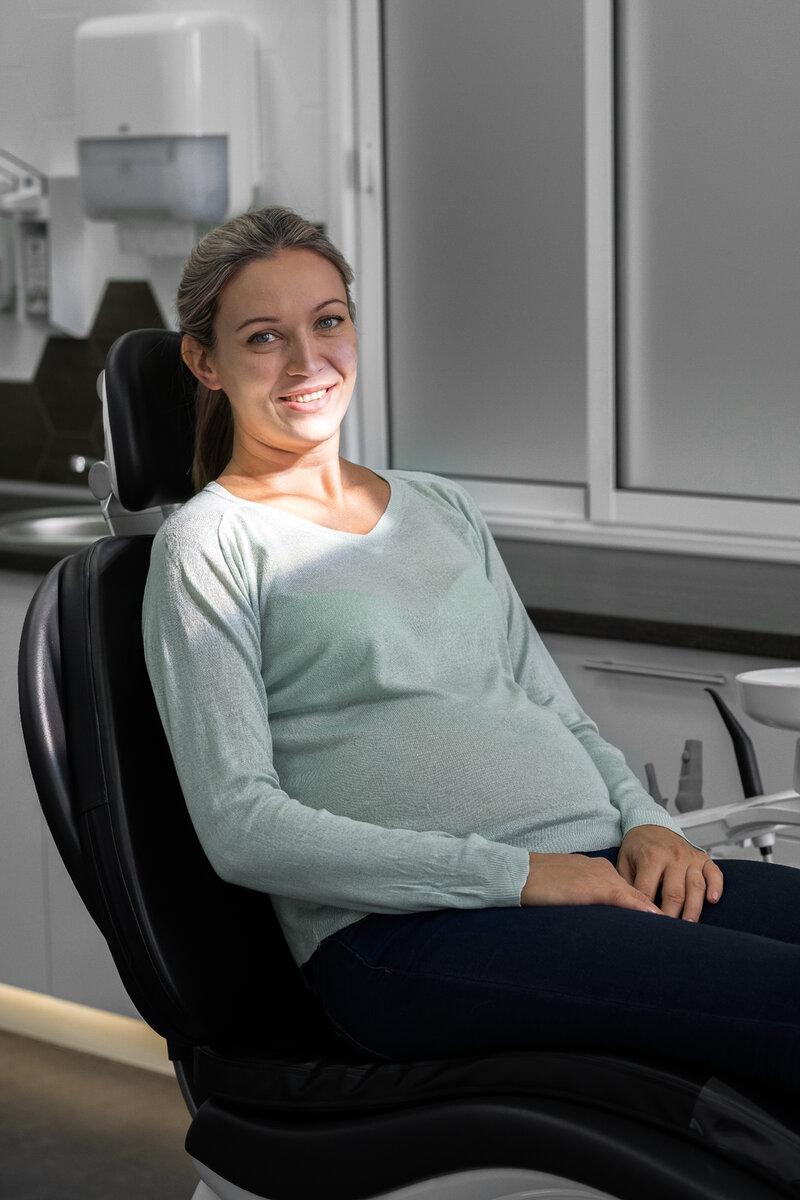 Во время беременности врачи рекомендуют не подвергаться стрессу и избегать каких-либо оперативных вмешательств. Отсутствие зуба не угрожает жизни, а процедуры, сопровождающие имплантацию, могут навредить ребенку. 