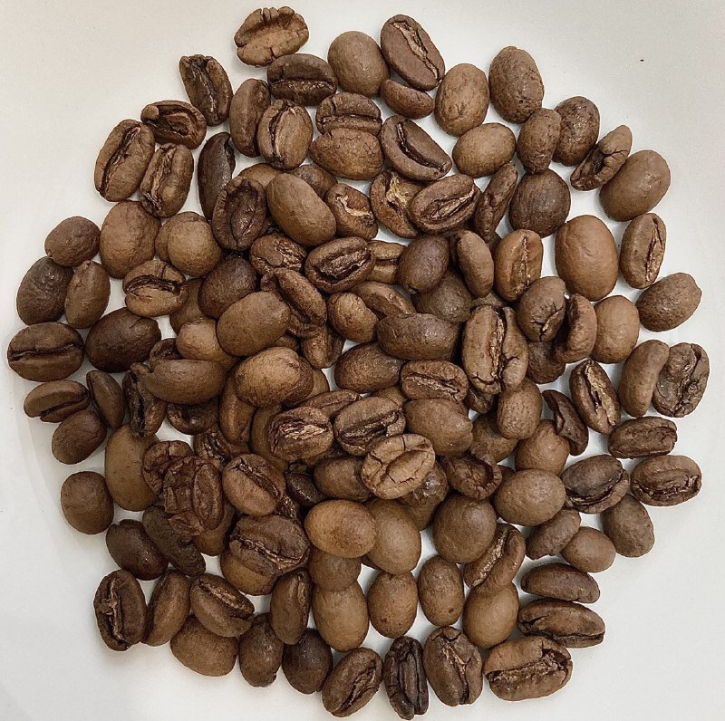 И снова смесь "местных разновидностей" типики натуральной деликатной анаэробной обработки, но на этот раз собранные рядом со станцией Мекурия Мерга, в зоне Гуджи. Станция принадлежит экспортной компании Wete Abmela, основателем которой и является Мекурия Мерга - опытный фермер со стажем более 25 лет. Зерно, как и ожидалось от местных разновидностей, разнородное во всех отношениях. 