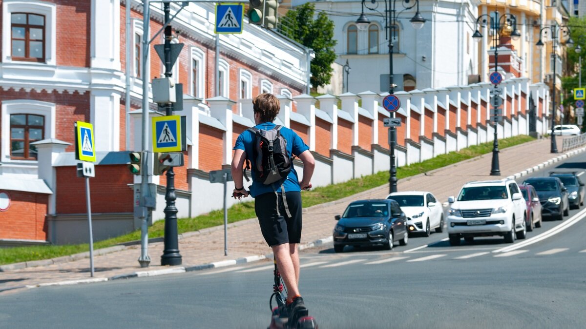    Парень на самокате