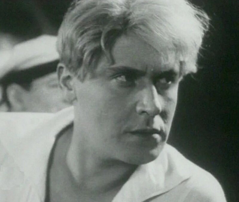 Кадр из фильма  «Частная жизнь Петра Виноградова» (1934). Скриншот.