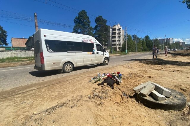    Стихийный мемориал возник прямо рядом с остановкой маршруток Фото:  АиФ/ Анна Мамаджанова