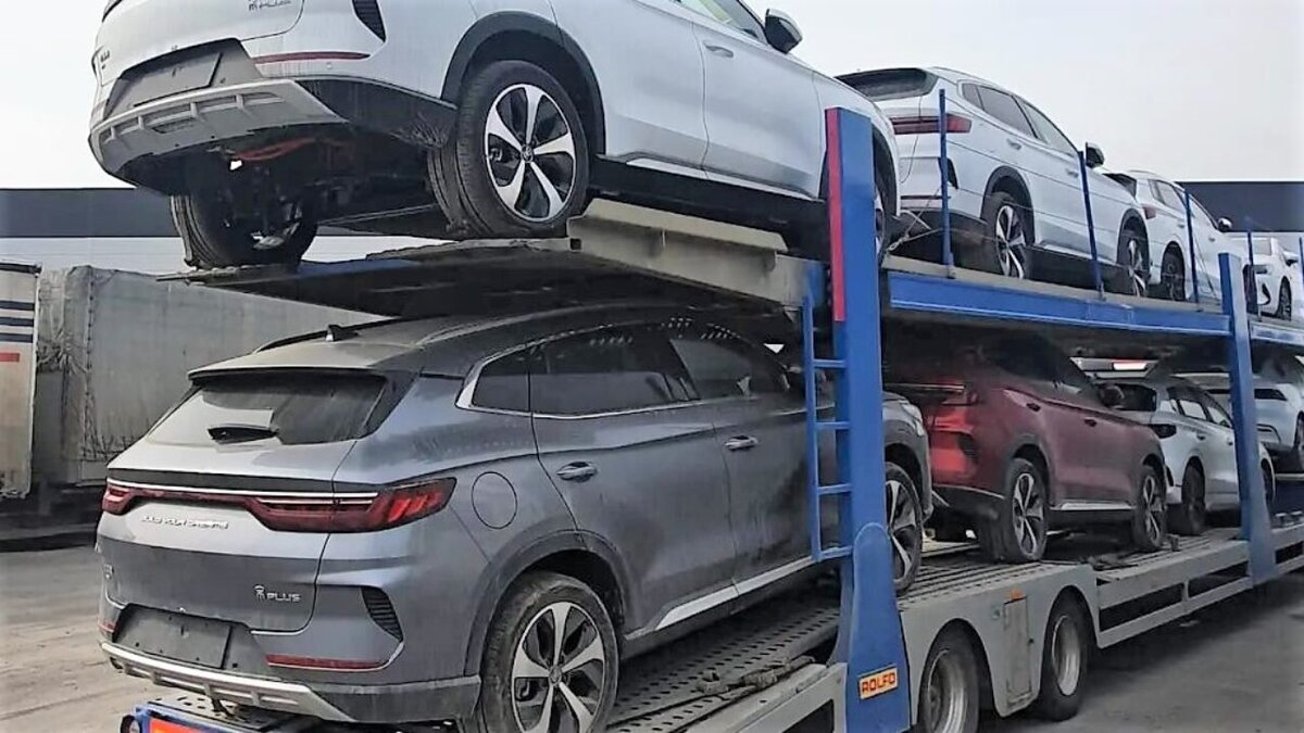 Из Китая сейчас начали ввозить не только новые машины.