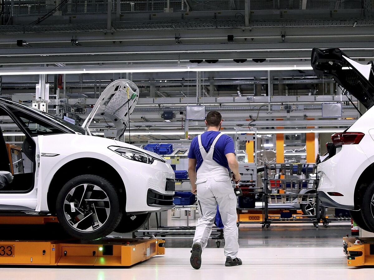    Рабочий на заводе Volkswagen в Цвиккау, Германия © AFP 2023 / Ronny Hartmann
