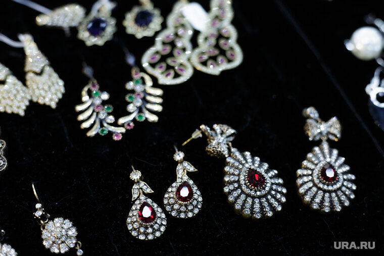   В коллекции представлены серьги, кулоны, кольца и броши