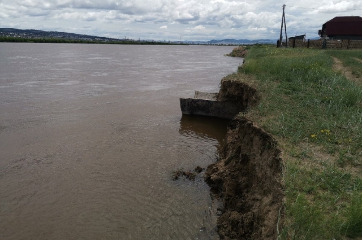    Начал обрушиваться берег в пригороде Улан-Удэ из-за повышения Селенги
