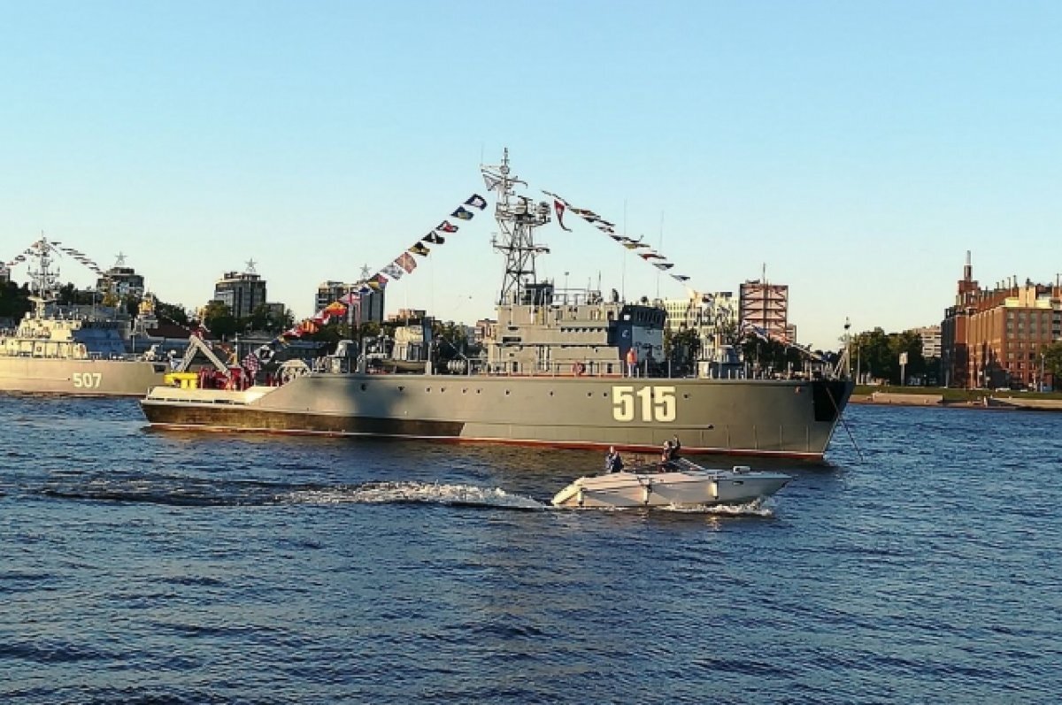    В акваторию Невы вошли военные корабли в преддверии Дня ВМФ