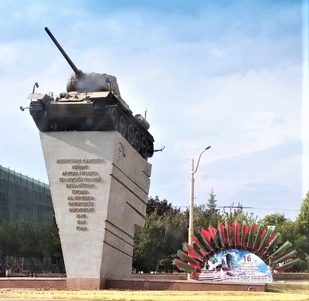 Памятник освободителям Гродно в центре города. Фото автора.