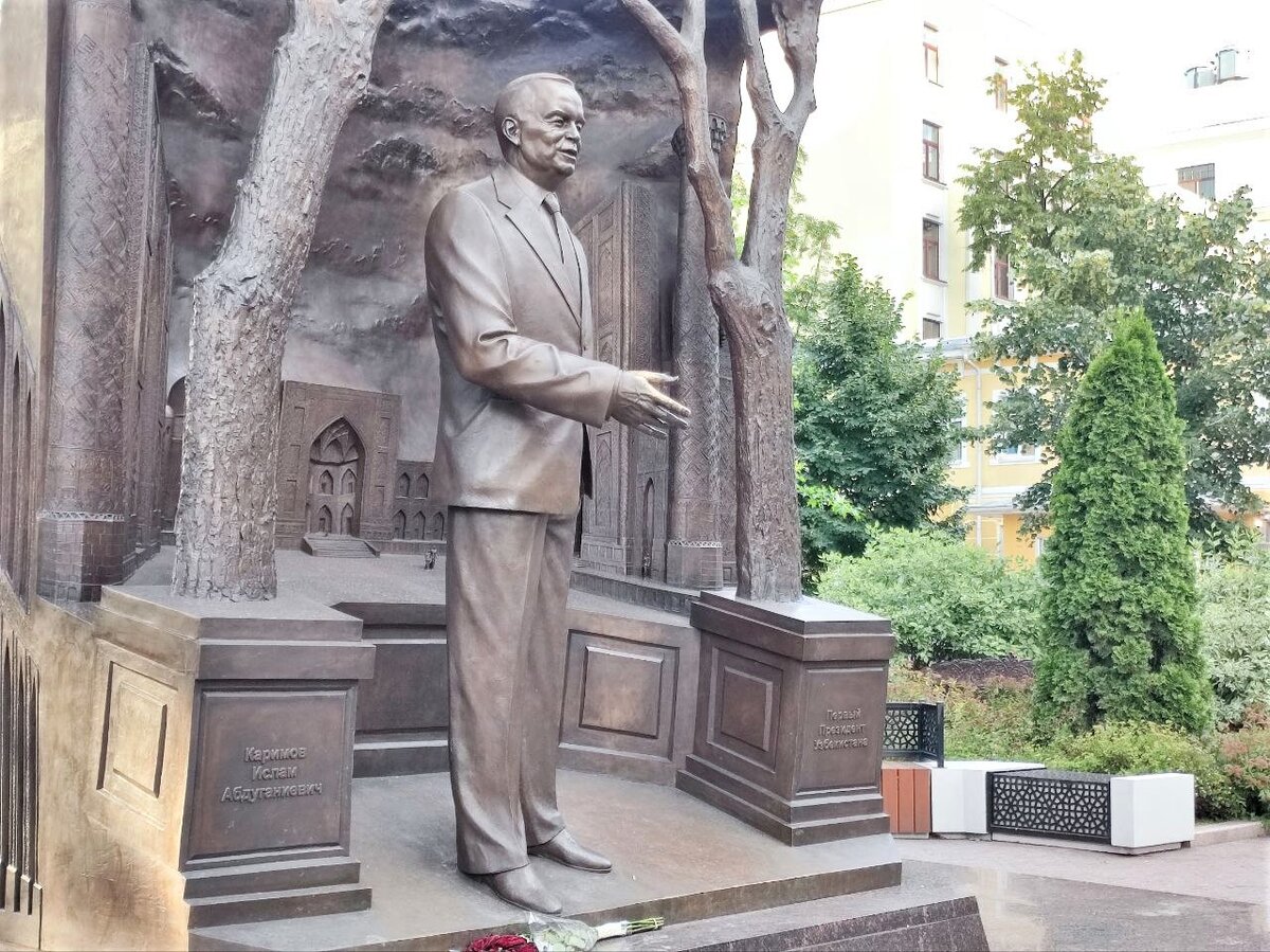 Памятник Исламу Каримову, первому президенту Узбекистана в Москве. Источник — dzen.ru/pa_myatnik