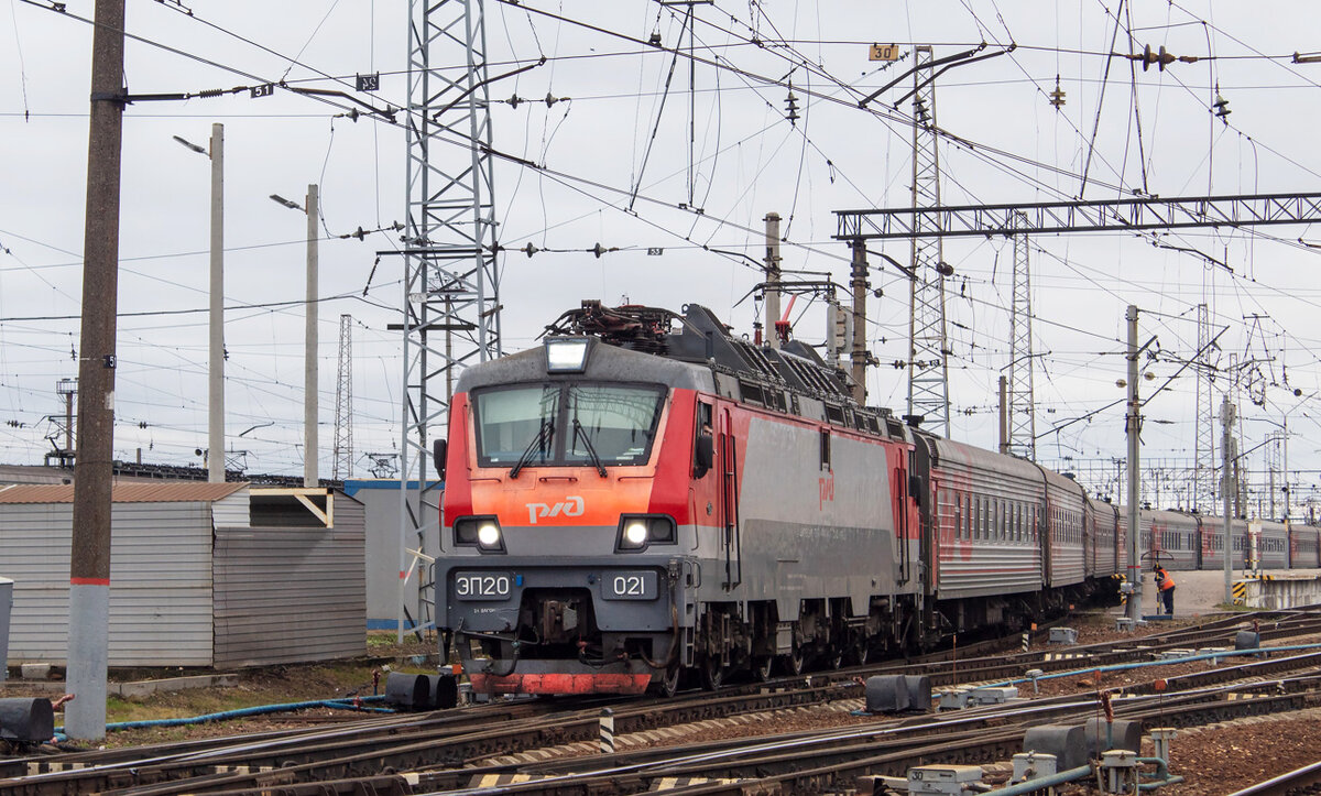 Зачем двухсистемному ЭП20 аж 4 токоприёмника? Почему нельзя ...