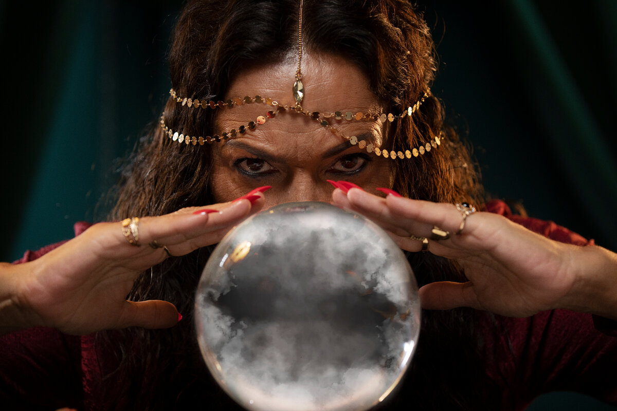 Изображение от <a href="https://ru.freepik.com/free-photo/fortune-teller-with-crystal-globe-front-view_35816174.htm#query=%D0%B3%D0%B0%D0%B4%D0%B0%D0%BB%D0%BA%D0%B0%20%D1%88%D0%B0%D1%80&position=25&from_view=search&track=ais">Freepik</a>
