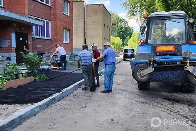    Ремонт тротуара возле дома № 27/4 по улице Мичурина в Королеве ©Евгений Лавряшин Фото