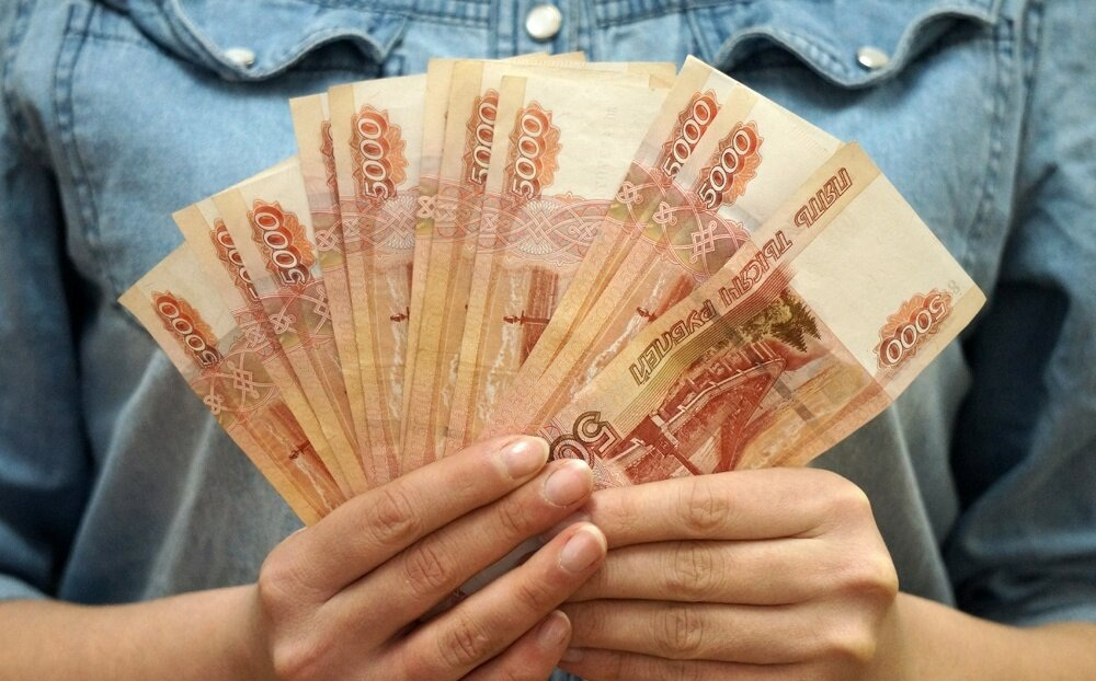 Даю деньги просто так безвозмездно. Купюры в руках. Наличные в руках. Фотография денег. 60 Тысяч рублей в руках.