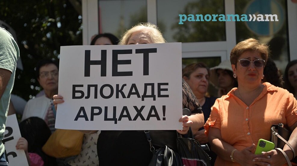 Участники акции под лозунгом «Мы - Арцах!» после представления своего обращения сотрудникам посольства Франции в Ереване шествием направились к посольству США в РА.-3
