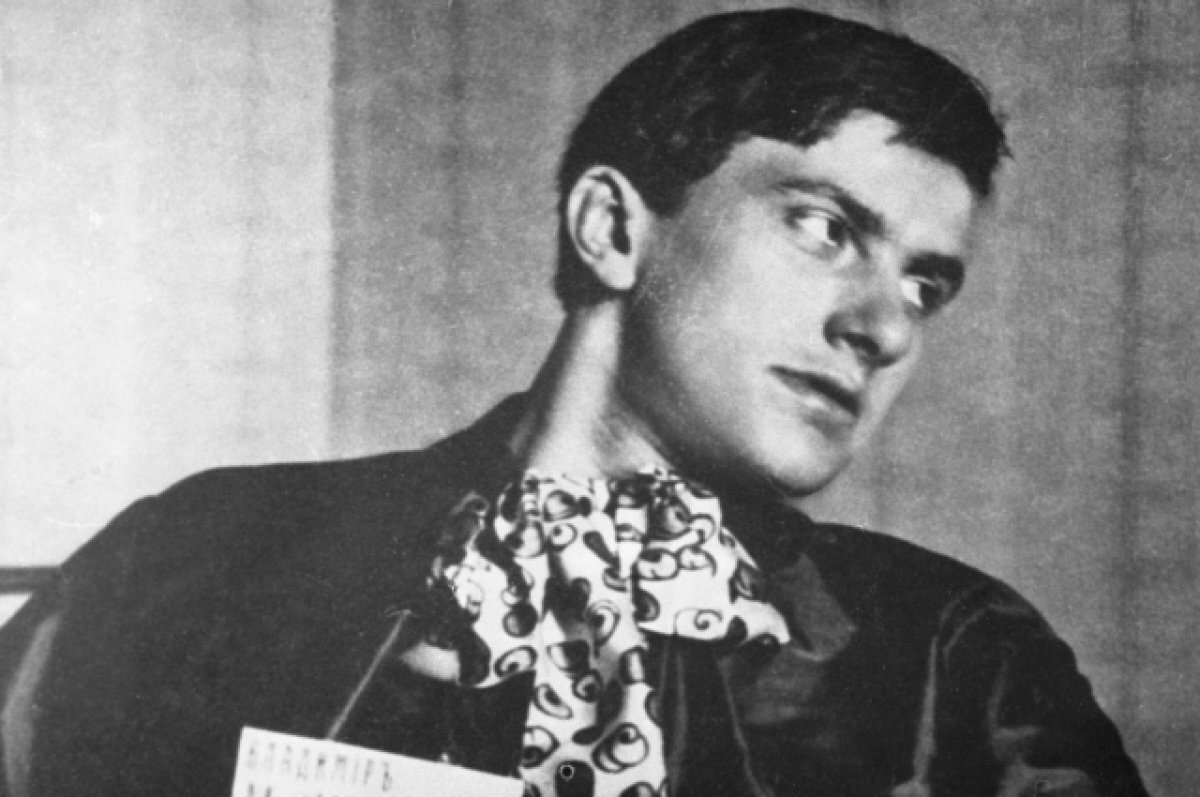    Владимир Маяковский, 1910 г.