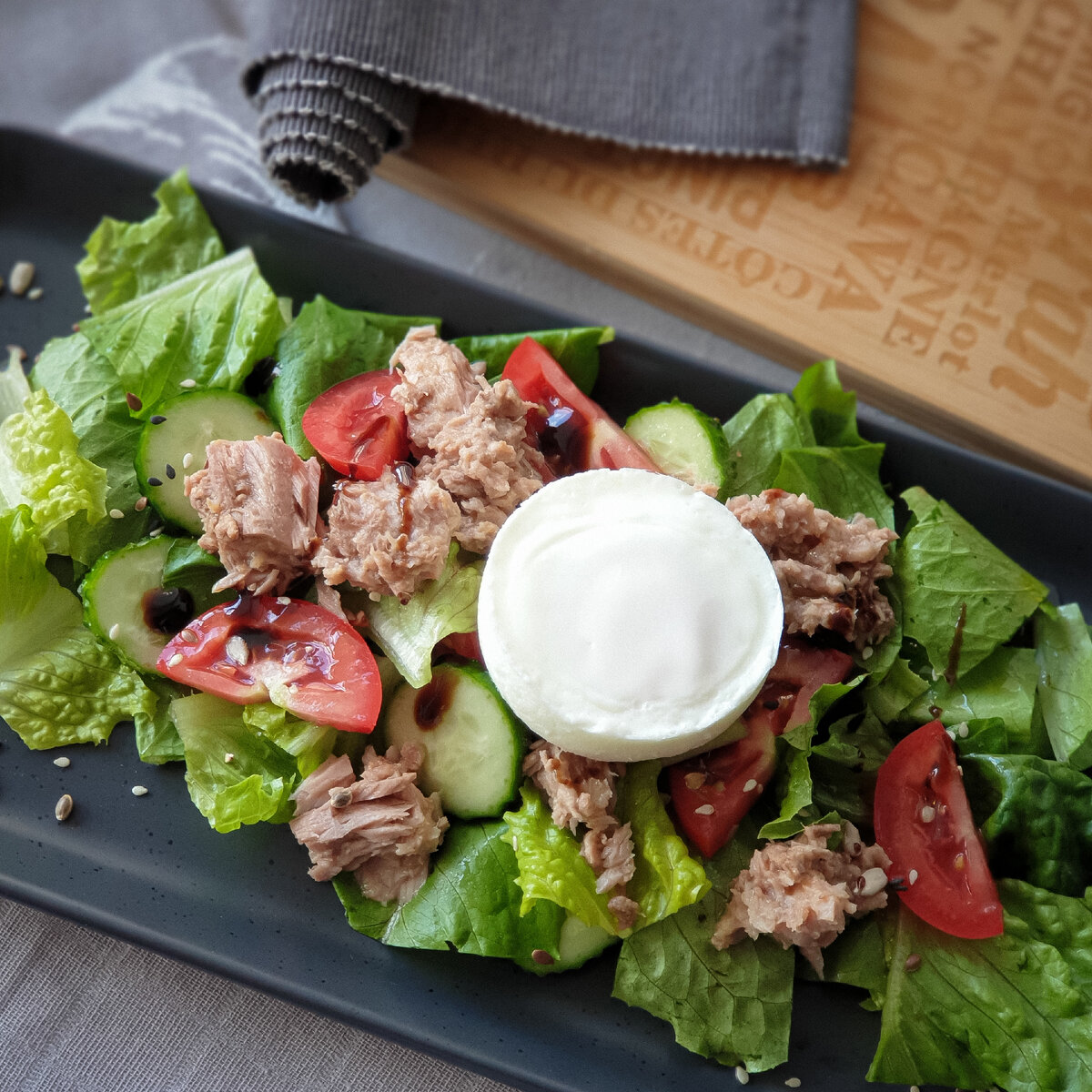 Салат с тунцом и яйцом пашот