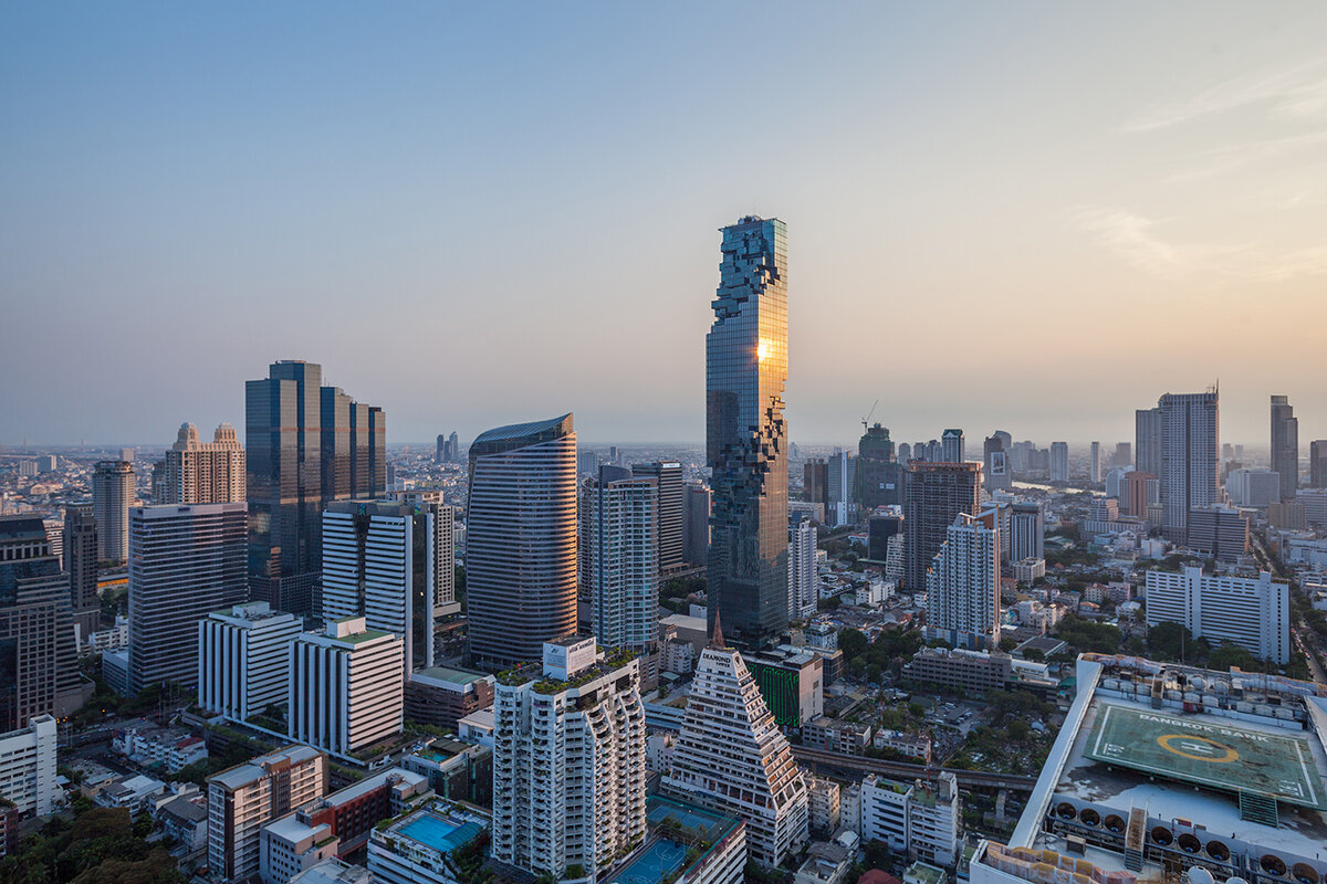 Новый небоскрёб в силуэте Бангкока