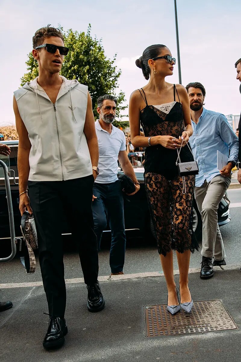 Неделя моды в Милане весной 2024 года собрала вместе энтузиастов моды, инсайдеров индустрии и законодателей моды, которым не терпелось увидеть последние новинки модной одежды.-13