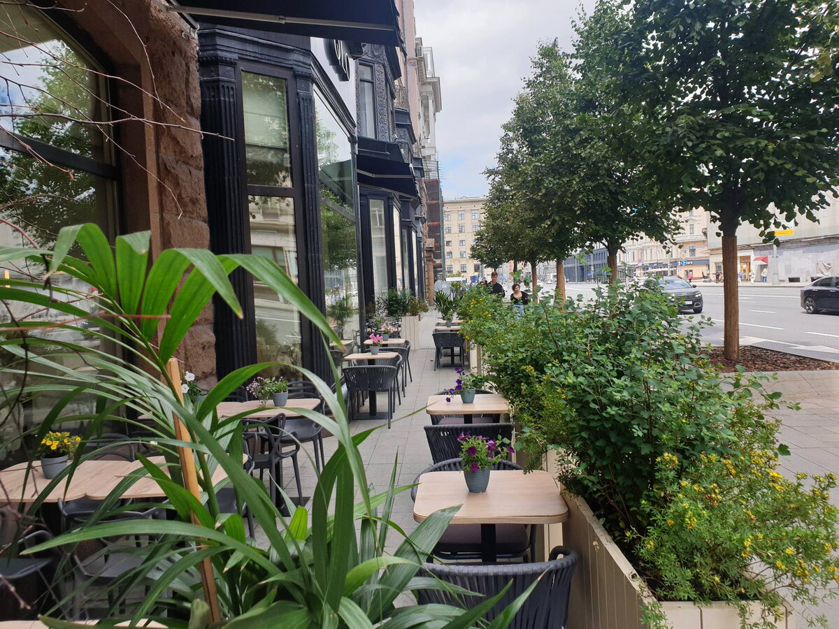 Веранда. Но я бы не хотела сидеть на шумной Тверской...