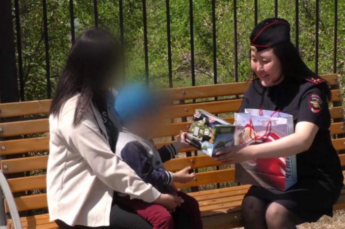    Колокольцев наградил сотрудницу полиции за спасение тонувшего ребёнка