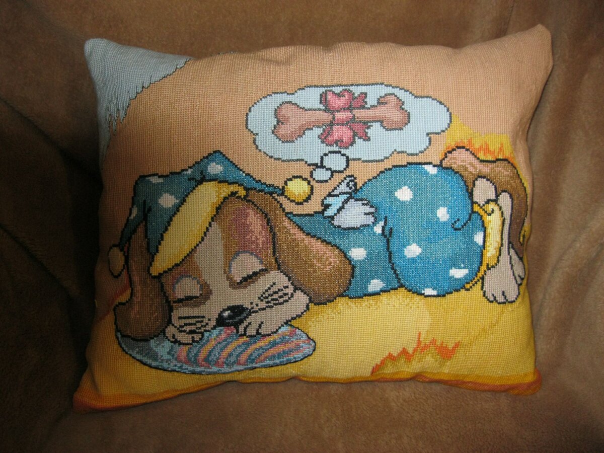 Схему этого славного песика нашла лет десять тому назад. Схема была в электронном виде. Так я впервые узнала о программе Pattern Makker. Вышивала по схеме с экрана ноутбука. Палитру подбирала из своего запаса ниток    Эту вышивку "я слепила из того что было" Под голову пёселя решила подложить тапок, мне кажется получилось натурально. Конечно это должна быть подушка для любимой внучки. Подарена думочка  45см х 45см на Новый год и внучка была в восторге.