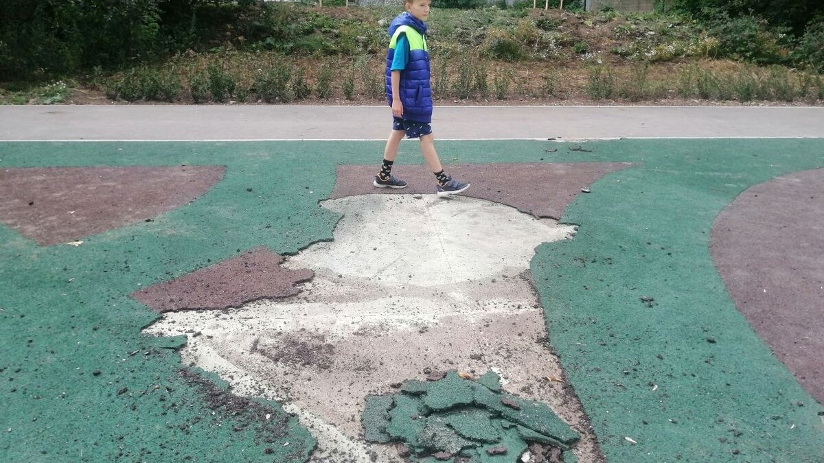     Специалисты предполагают, что была нарушена технология укладки прорезиненного покрытия.