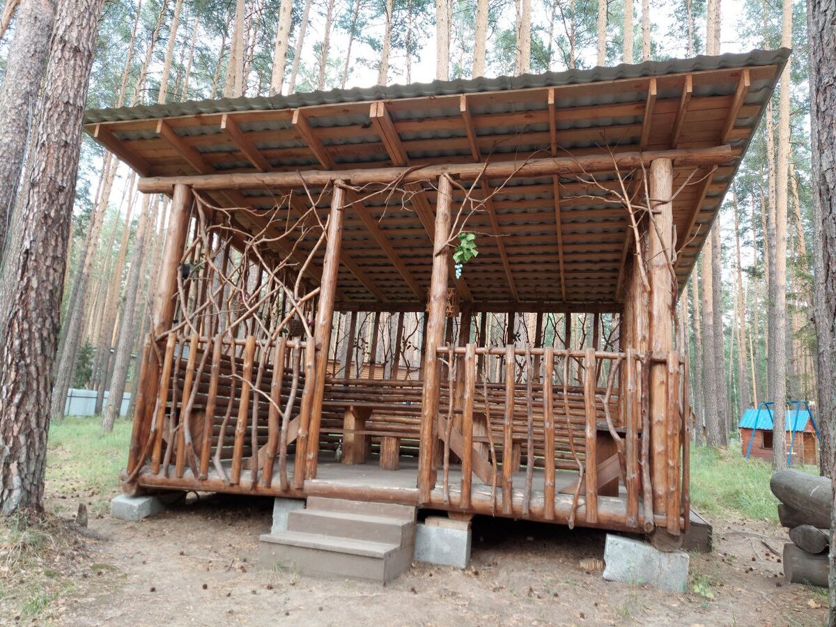 Наша беседка. Вечером здесь можно включить подсветку и светомузыку