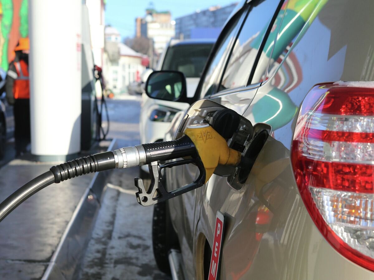    Заправка автомобиля на АЗС в Хабаровске © РИА Новости / Евгений Переверзев