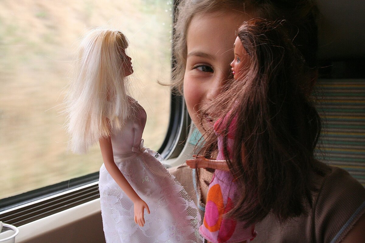 Подражание девочек Барби обосновано стремлением стать взрослыми.  Фото: Philippe Lissac / GODONG