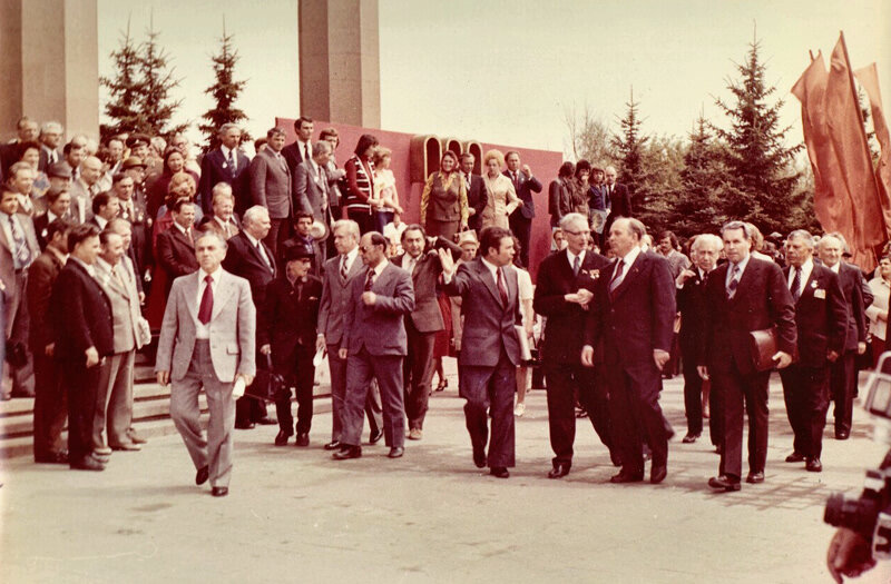 М. С. Горбачев сопровождает М. А. Суслова в Ставрополе в 1977 г. Общественное достояние