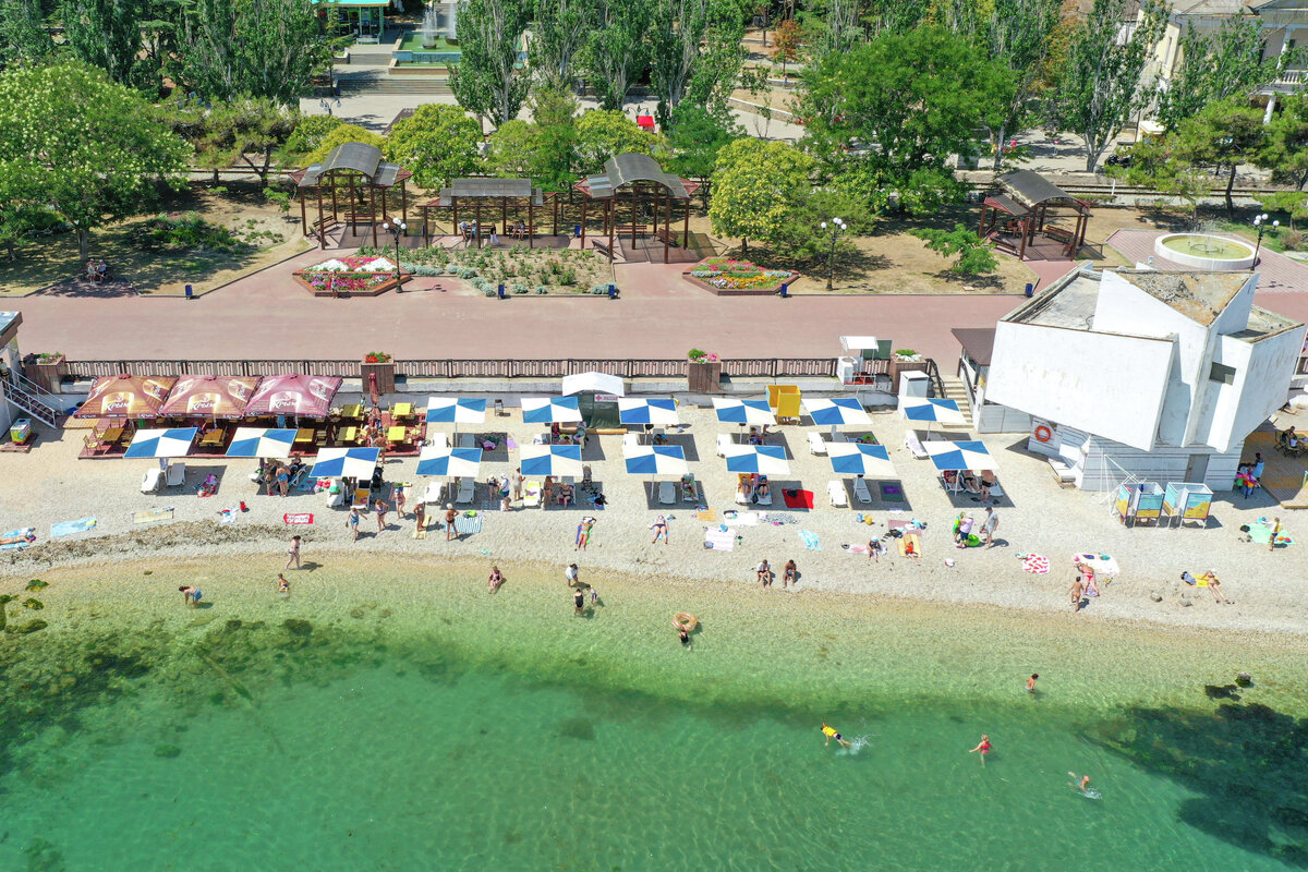 Пляж в Феодосии // Фото: Туристический портал Крыма Travel Crimea