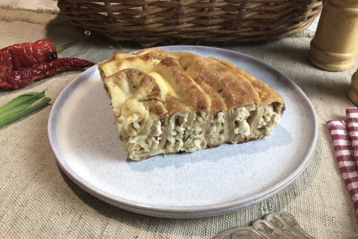 Мясной пирог с фило. Мясной пирог улитка. Блинный мясной пирог. Блинный пирог с мясом. Пирог улитка с мясом и луком