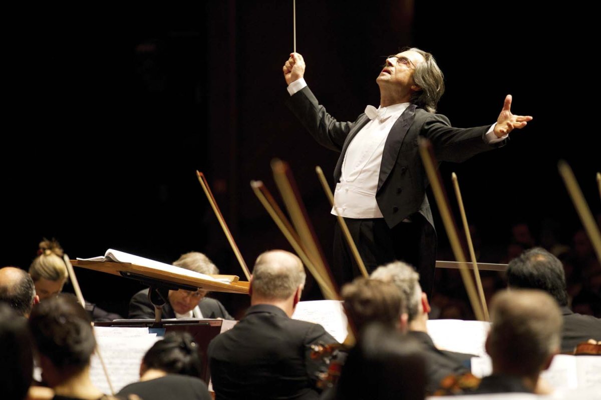 Дирижер симфонического оркестра. Riccardo muti chicago symphony orchestra. моцарт дирижирует. дирижер. профессия дирижер.