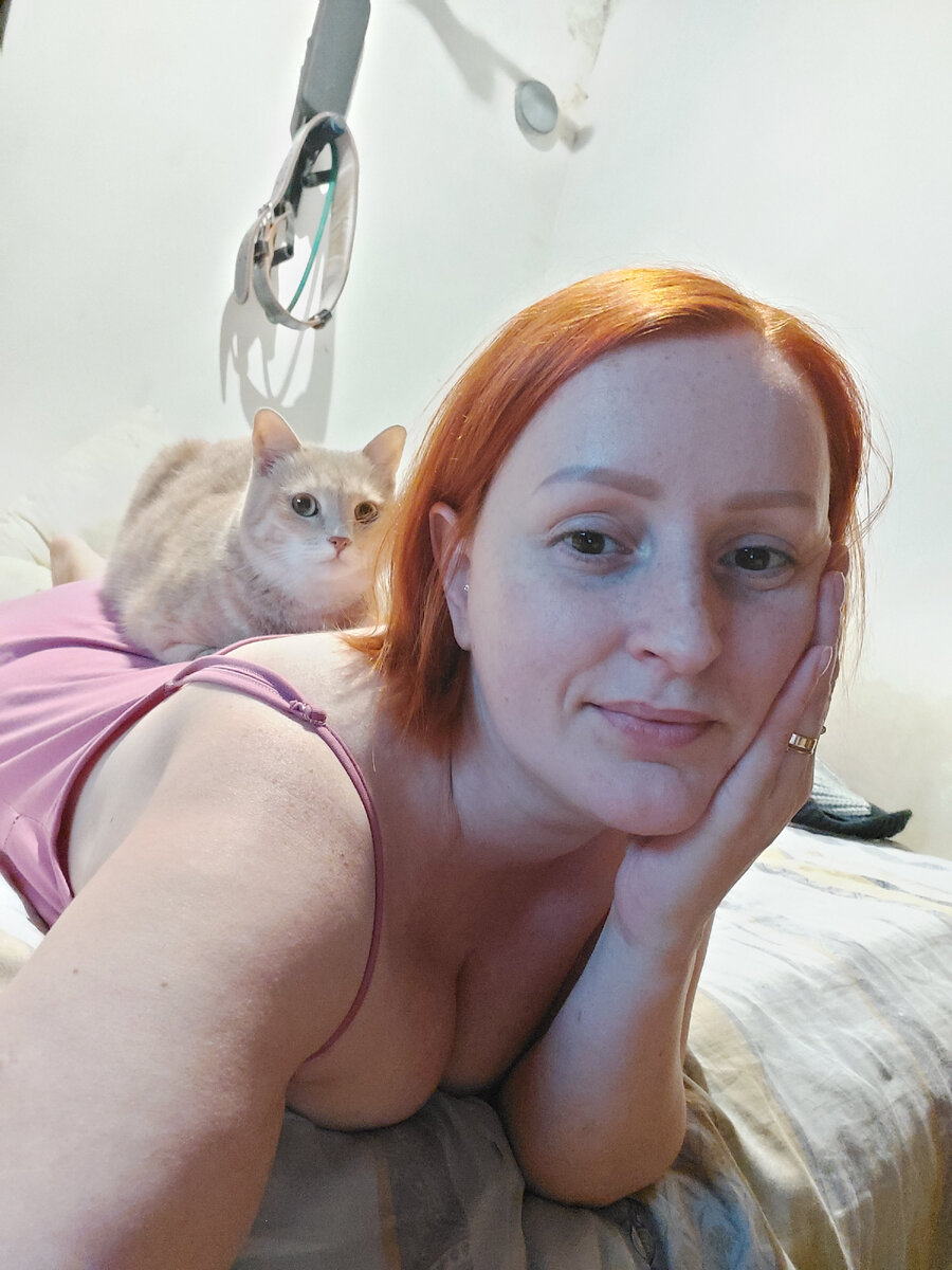 Пишу статьи, а она как всегда рядом.