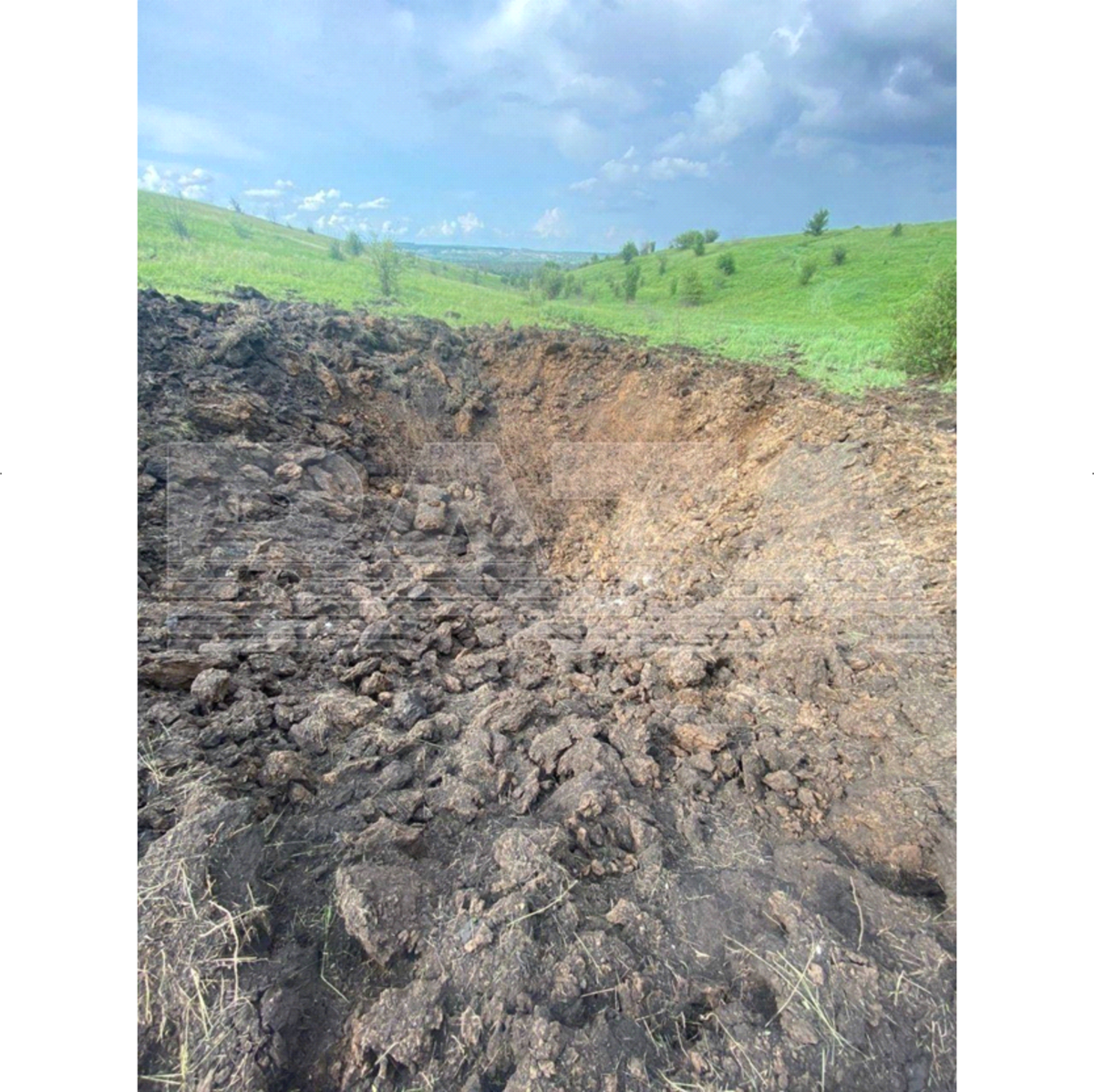 Эта воронка обнаружена в белгородской области в 50 км от границы. Глубина 3 м, диаметр 15 м. Найдены обломки ракеты 5В21. Ракета в зону поражения нашей ПВО не входила и упала вдали от какого бы то ни было объекта. Фото телеграм-канала BAZA (Взято из сообщения https://t.me/olegtsarov/6536)