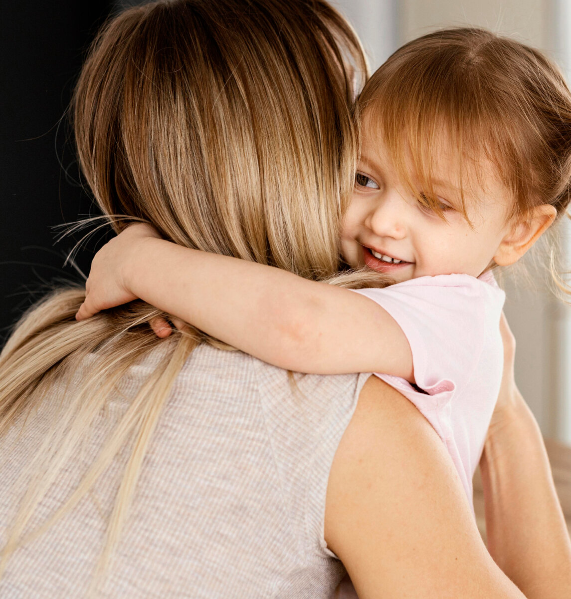Изображение от <a href="https://ru.freepik.com/free-photo/beautiful-daughter-and-mother-spending-time-together_12658855.htm#query=%D0%BC%D0%B0%D0%BB%D0%B5%D0%BD%D1%8C%D0%BA%D0%B0%D1%8F%20%D0%B4%D0%B5%D0%B2%D0%BE%D1%87%D0%BA%D0%B0%20%D0%BE%D0%B1%D0%BD%D0%B8%D0%BC%D0%B0%D0%B5%D1%82%20%D0%BC%D0%B0%D0%BC%D1%83&position=0&from_view=search&track=country_rows_v2">Freepik</a>